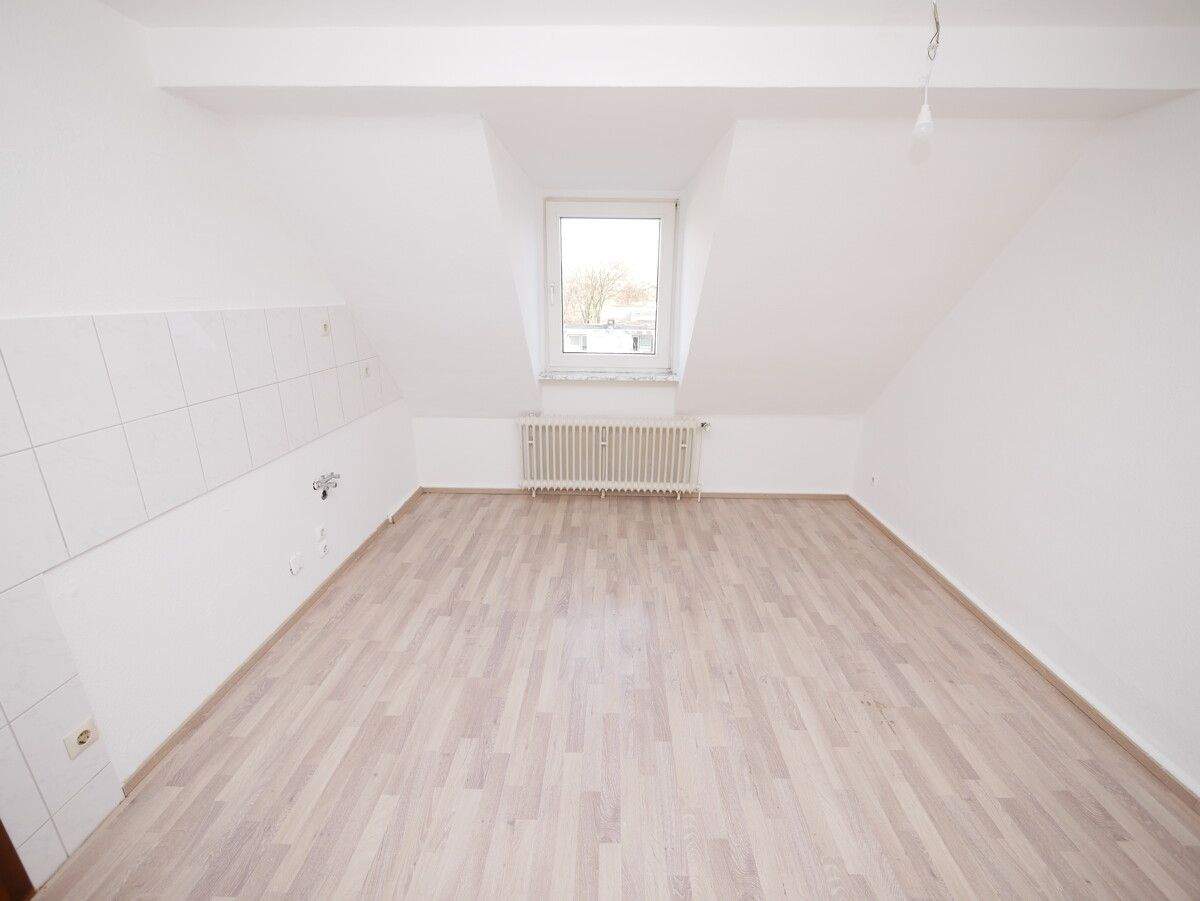 Renovierte & gemütliche 2,5 Raum-Dachgeschosswohnung mit Tageslichtbad & Gartennutzung in Hassel – Gelsenkirchen – Vorschaubild 3
