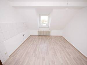 Renovierte & gemütliche 2,5 Raum-Dachgeschosswohnung mit Tageslichtbad & Gartennutzung in Hassel – 45896 Gelsenkirchen – Vorschaubild 3