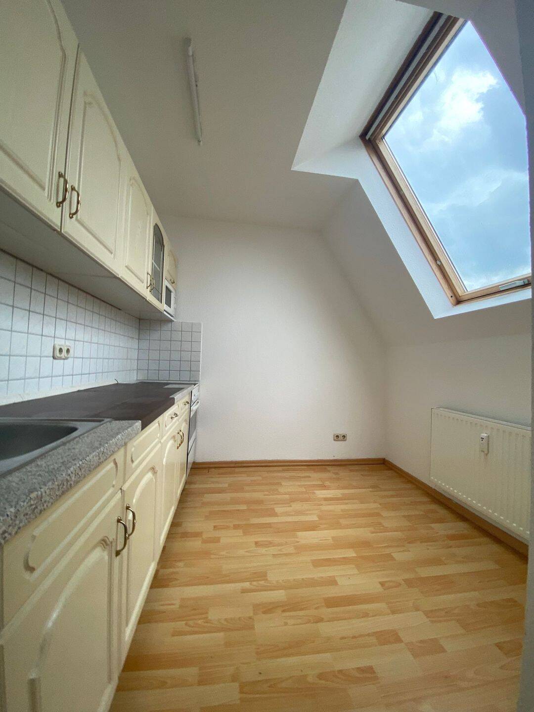 Balkon, Einbauküche und Tageslichtbad mit Wanne – Magdeburg – Vorschaubild 6