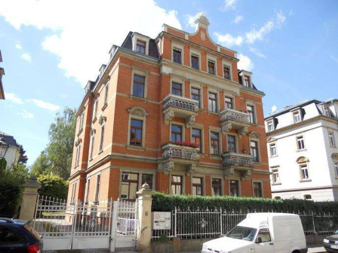 2-Raum-Wohnung im 1. OG mit Balkon, Einbauküche und Pkw-Stellplatz