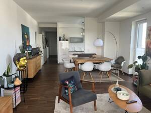 Moderne 4-Raum-Wohnung mit Balkon und zwei Bädern