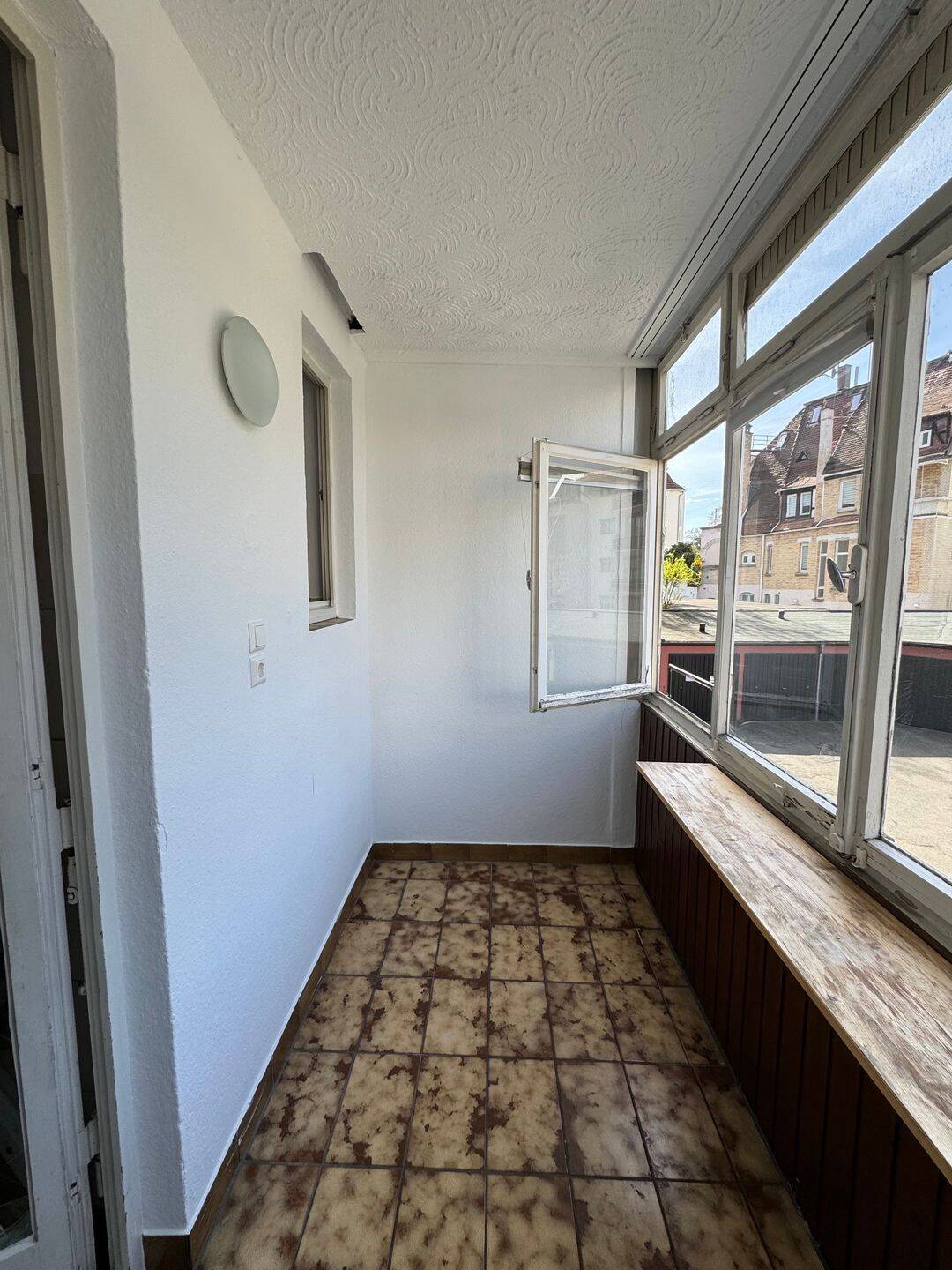 Helle 3-Zimmer-Wohnung mit 2 Balkonen & Einbauküche in zentraler Lage Stuttgart – Stuttgart – Vorschaubild 2