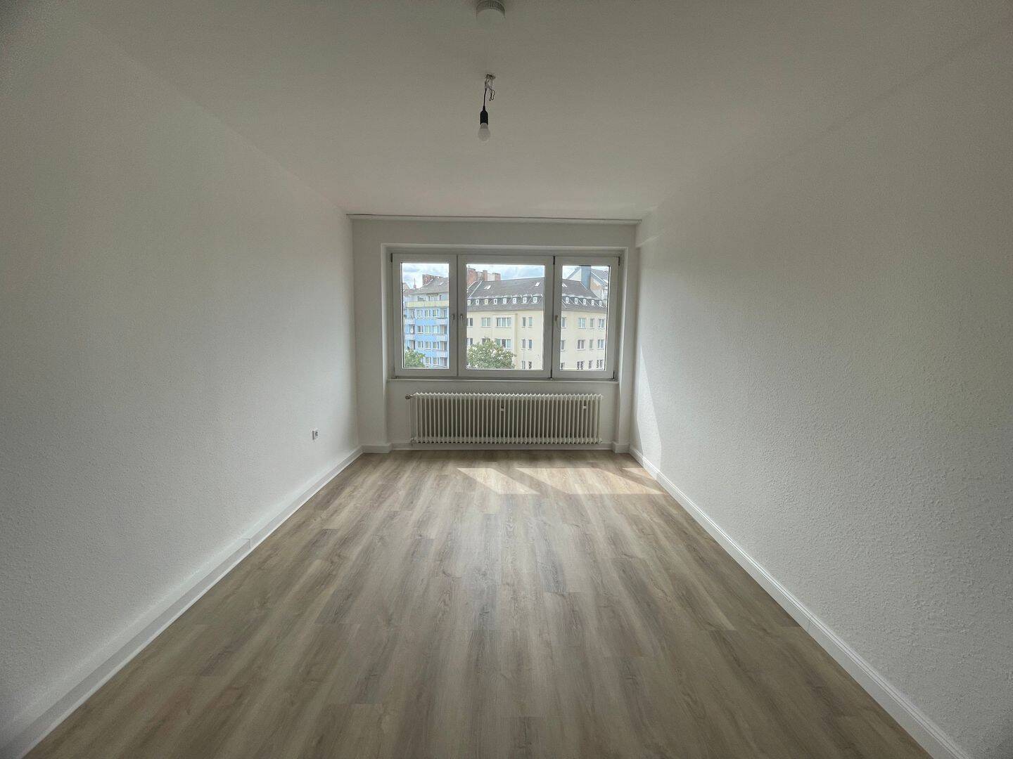Urbane Lage! Renovierte 2-Zi-Whg mit Wohnküche & Balkon
