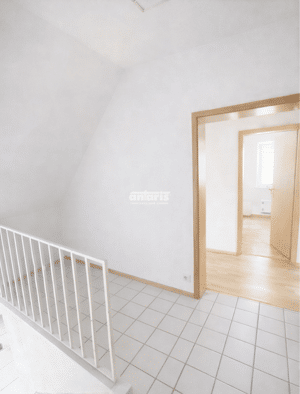 antaris Immobilien GmbH **Großzügiges DG: 3-Zi.-Wohnung mit stabiler Vermietung** – 99100 Erfurt – Vorschaubild 2