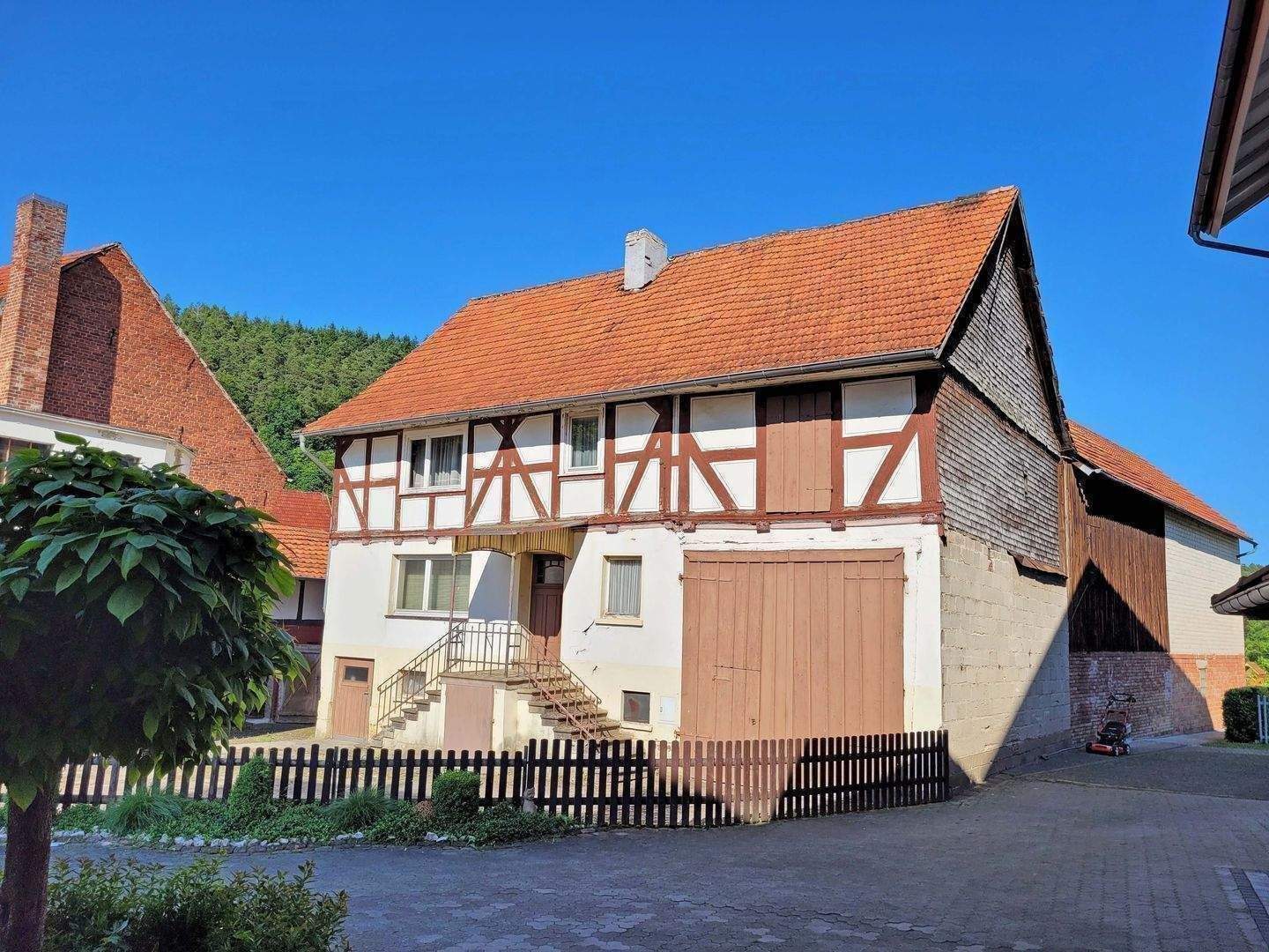 PREISREDUZIERT!!! Sanierungsbedürftiges Fachwerkhaus mit Werkstatt und Garagen in Neuenstein-Aua – Neuenstein – Bild 1 von 9