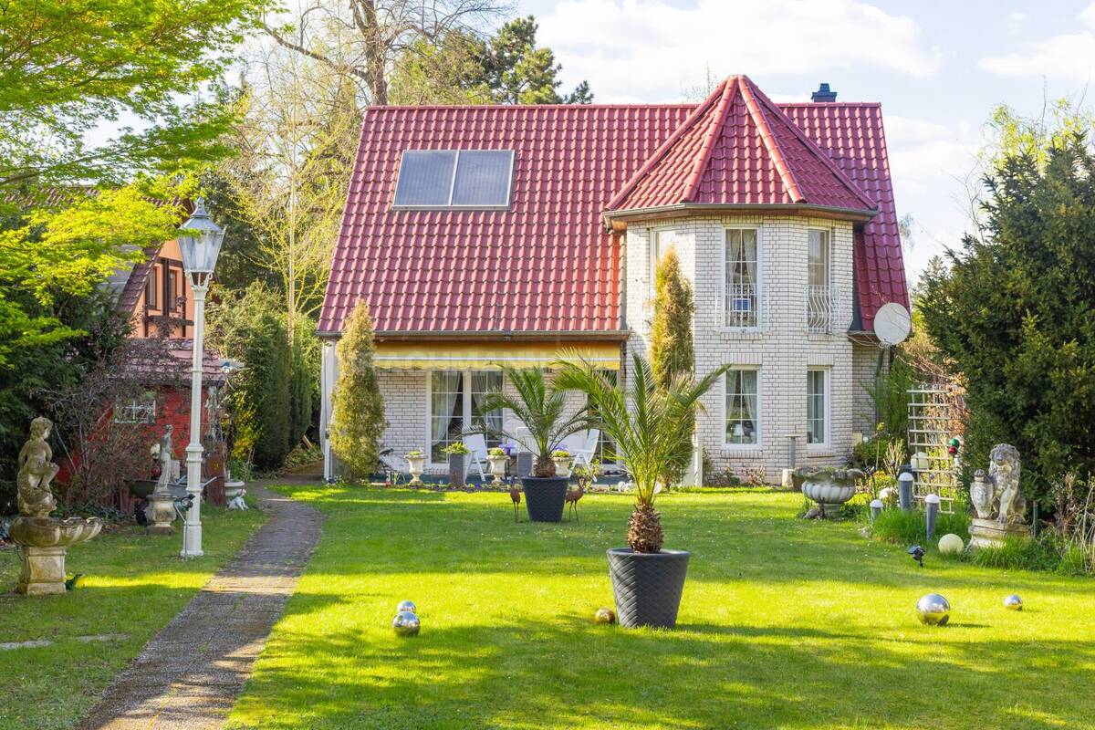 Modernes Einfamilienhaus mit parkähnlichem Garten in Lichterfelde – 12209 Berlin – Bild 1 von 9