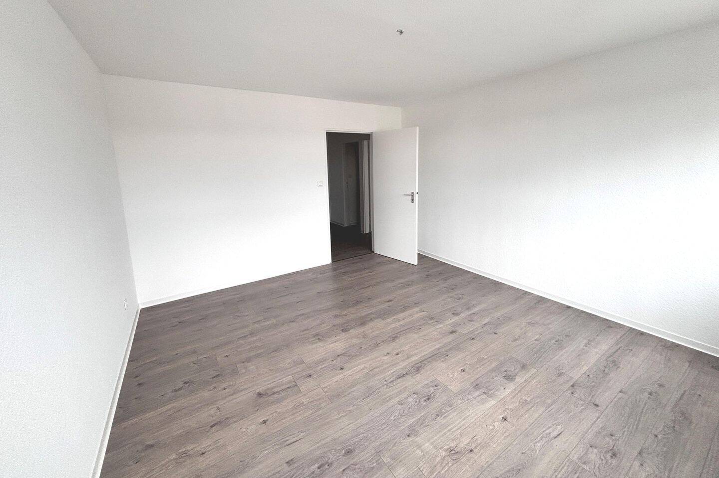 Traumhafter Ausblick! Sofort freie 2-Zimmer-ETW im 15. OG mit verglastem Balkon und Außenstellplatz – Stuttgart – Vorschaubild 9