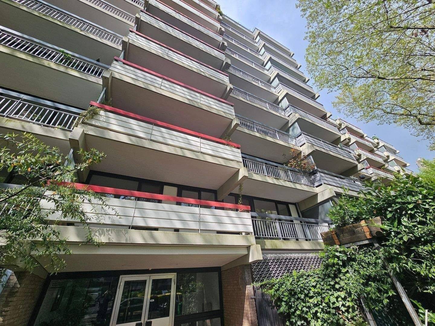 Kölner Westen Top renovierte 2 Zimmer Eigentumswohnung inkl. Aufzug, Balkon und PKW Tiefgaragenstellplatz ab sofort zum Kauf