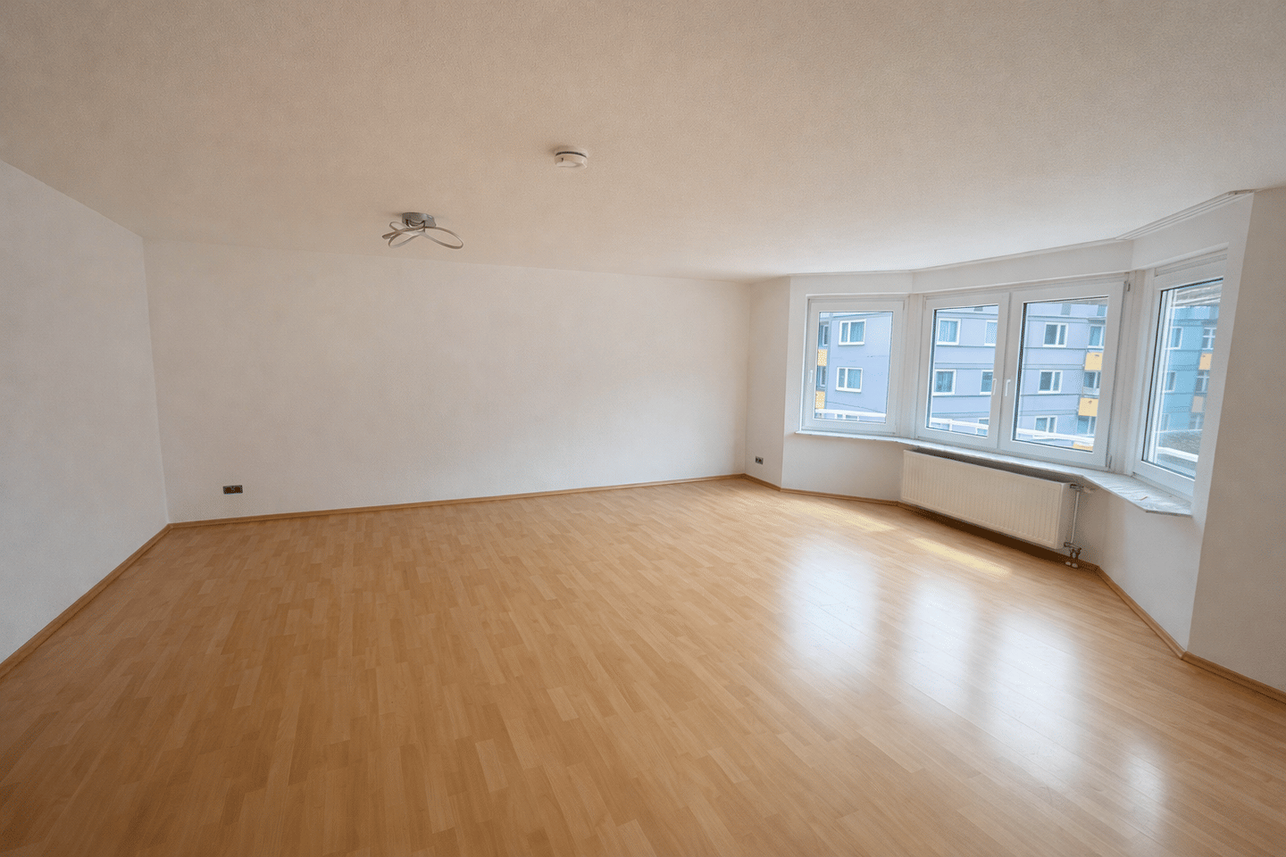Helle und neu sanierte 3- Zimmer Whg. mit großer Dachterrasse und Stellplatz in zentraler Lage – Pforzheim – Vorschaubild 2