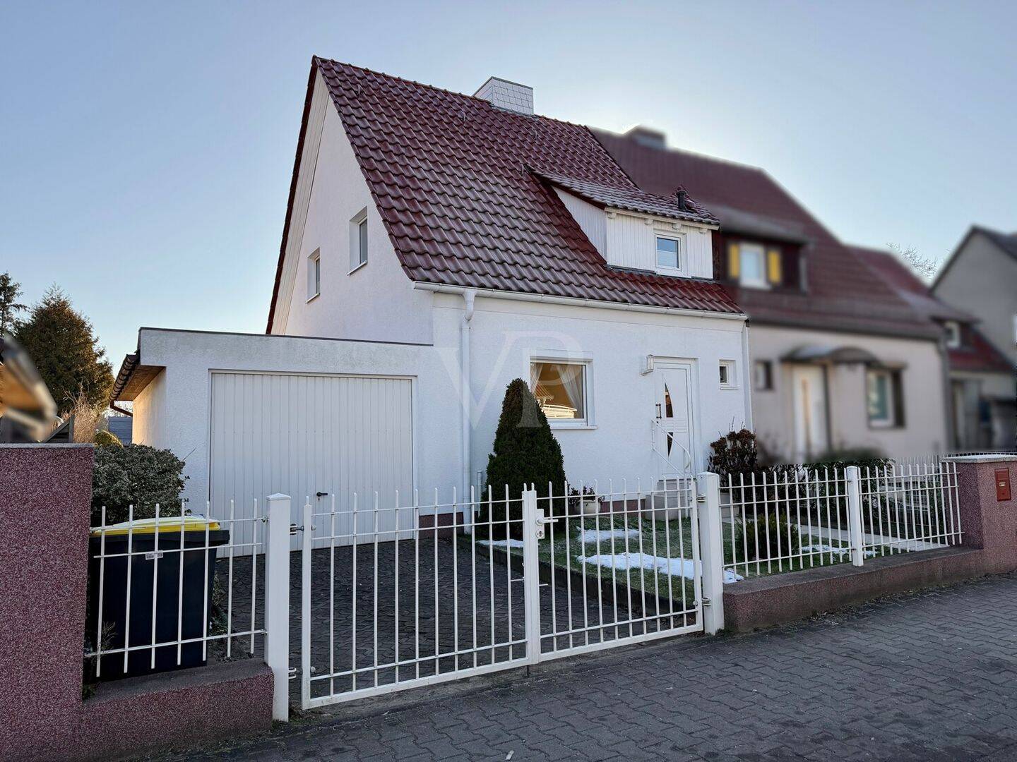 Altbau-Flair trifft Komfort: Doppelhaushälfte mit exzellenter Anbindung