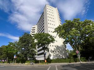 Bezugsfrei: Über den Dächern von Berlin, 2-Zimmer-Wohnung mit Balkon & Aufzug in City-West Lage