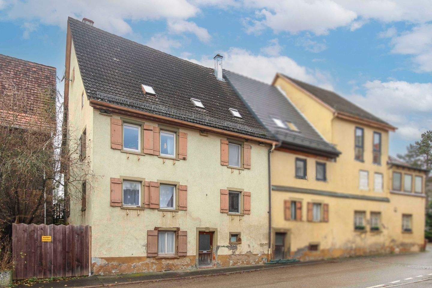 Doppelhaushälfte mit viel Potential - idyllischer Garten und vielseitigen Parkmöglichkeiten – Horb am Neckar – Bild 1 von 9