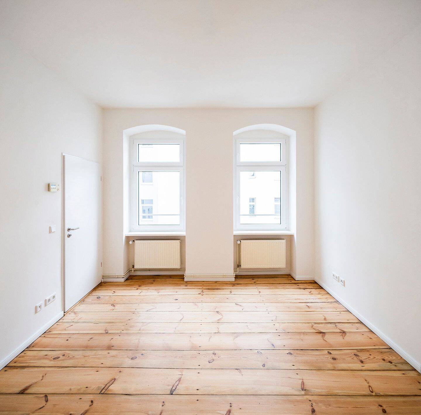 BEZUGSFREI: Renovierte 1-Zimmer-Altbauwohnung in ausgezeichneter Lage im lebendigen Wrangelkiez! – Berlin – Bild 1 von 9