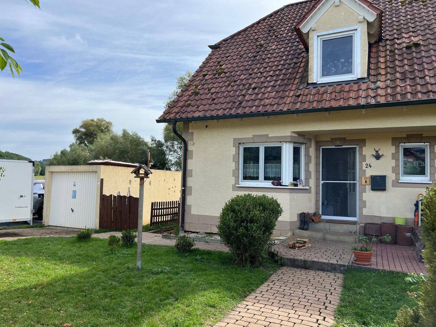 Schöne DHH am Ortsrand mit unverbautem Blick // 147qm Wohnfläche / 7 Zimmer / Einziehen & Wohlfühlen – Itzgrund – Vorschaubild 4