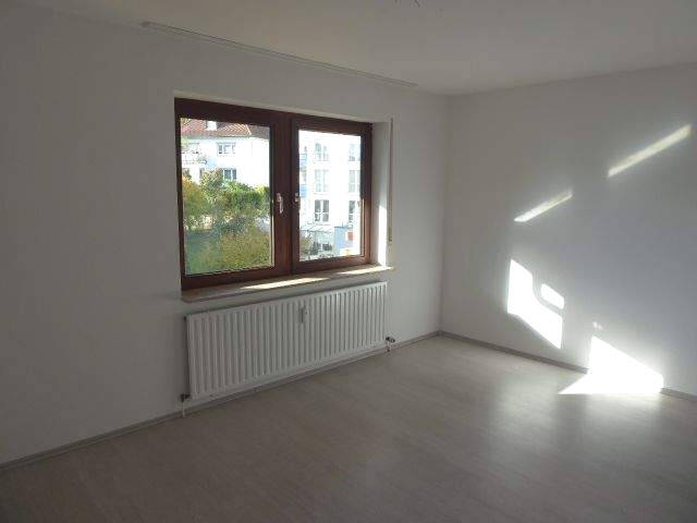 Röpke + Partner Immobilien: Mit zwei Balkone, Einbauküche und Garage in angenehmer Nordstadtlage! – Pforzheim – Vorschaubild 4