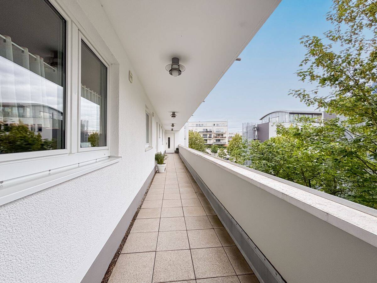 Modernes Wohnen im Europaviertel: Gepflegte 2-Zimmer-Wohnung (Bj. 2003) mit Balkon & TG Stellplatz