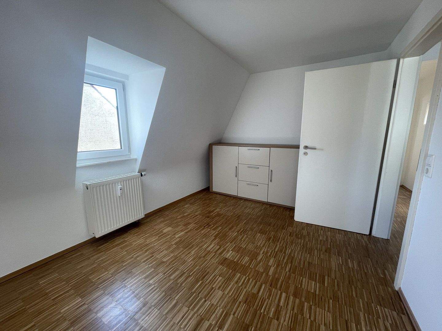 Befristet, teilmöbliert: DG-Maisonette mit 4 Zimmern, EBK, Nähe U-Bahn – Stuttgart – Vorschaubild 5