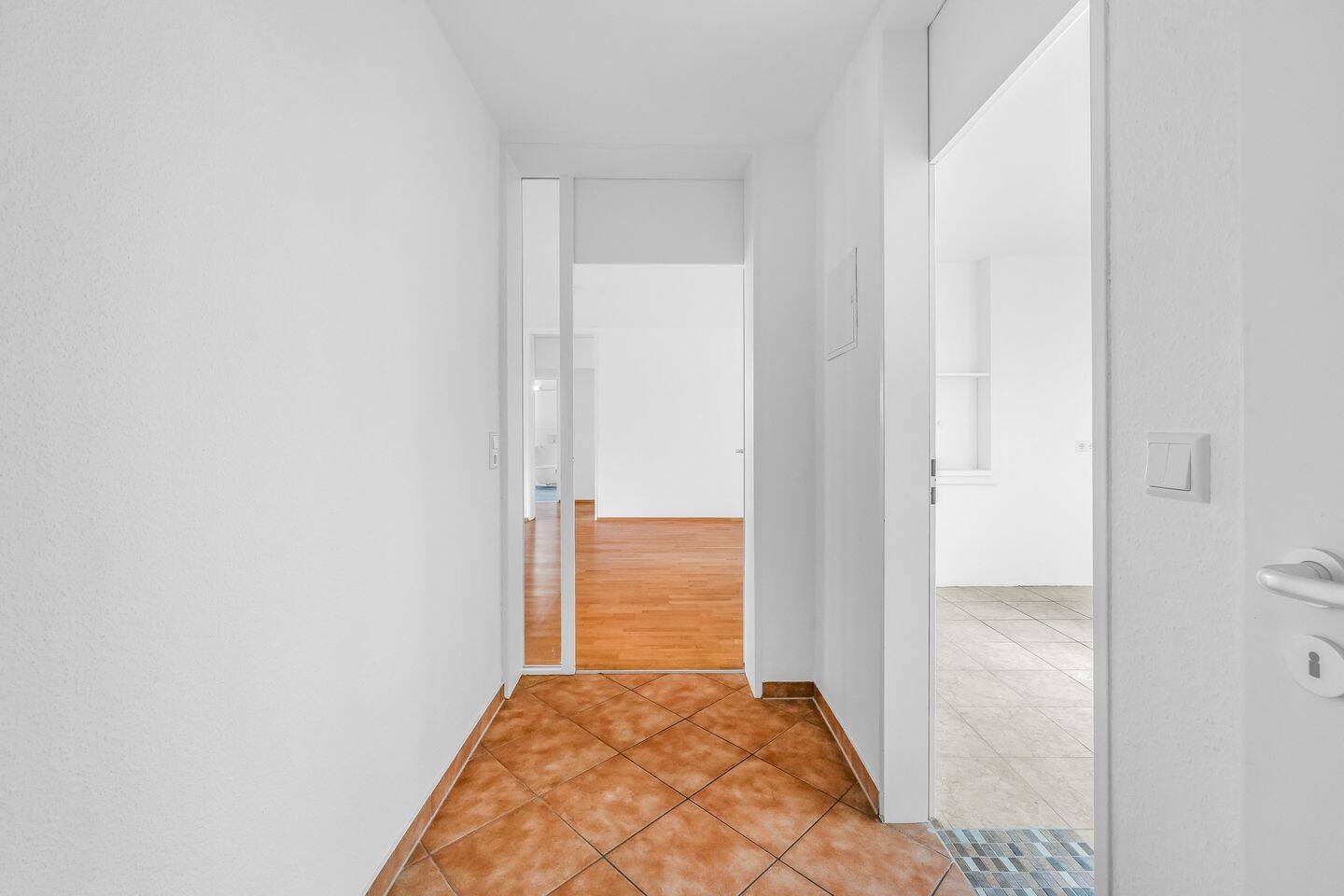 Sofort frei! Renovierte, lichtdurchflutete 3-Zimmer-Wohnung mit ruhigem Westbalkon – München – Vorschaubild 9