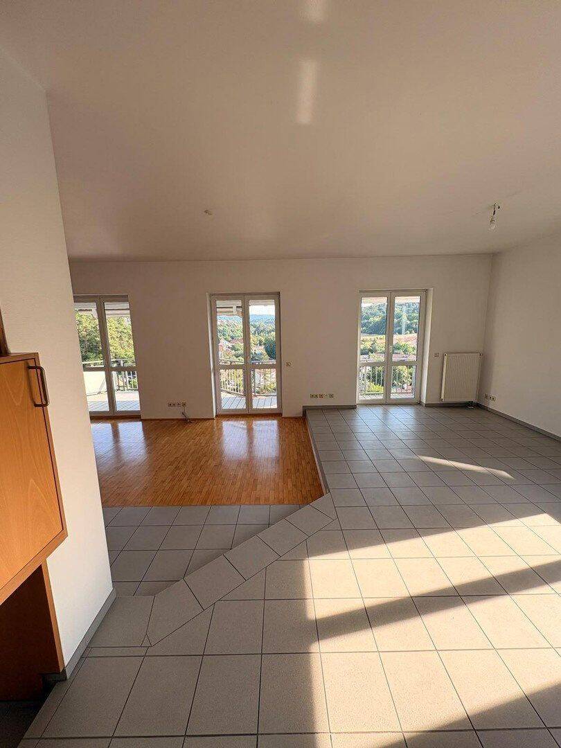 Wohnen wie im Haus: 4-Zimmer-Maisonette mit Talblick, Balkon und Carport – Würzburg – Vorschaubild 4