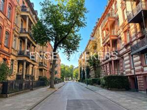 Großzügige Altbauwohnung mit Balkon und Aufzug! – 65185 Wiesbaden – Vorschaubild 1