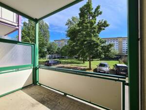 Komfortabel wohnen: Geräumige Wohnküche, überdachter Balkon & Bad mit Wanne/Dusche (Stellplatz mgl.) – 9130 Chemnitz – Vorschaubild 3