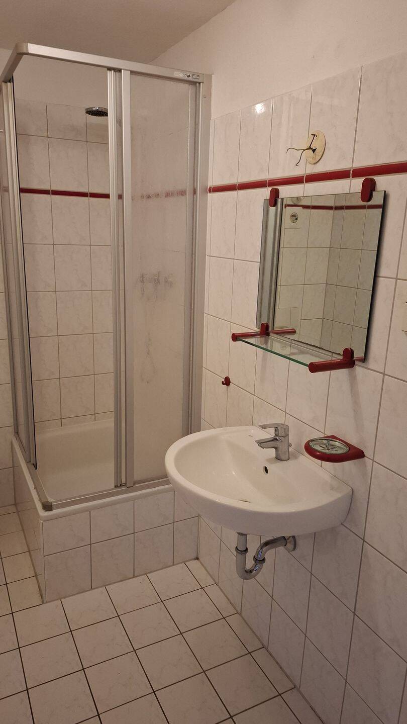 schöne helle Dachgeschosswohnung mit Einbauküche – Chemnitz – Vorschaubild 2