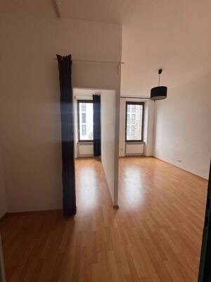 großes WG-Zimmer für Auszubildende und Studenten - nähe Fürther Innenstadt!