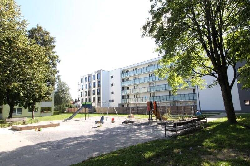 Mit Spielplatz gleich vor der Tür - perfekt für Familien!