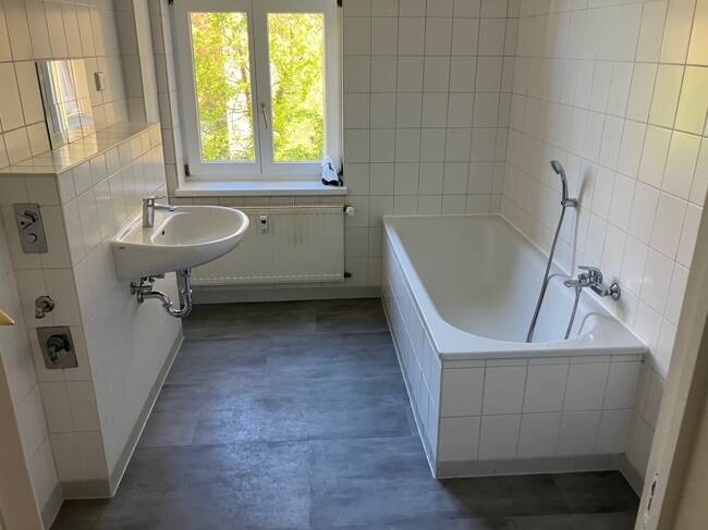 Mockau, frisch renovierte 2 Zimmer-Wohnung, Tageslichtbad mit Wanne im 1. OG, Laminat – Leipzig – Vorschaubild 4