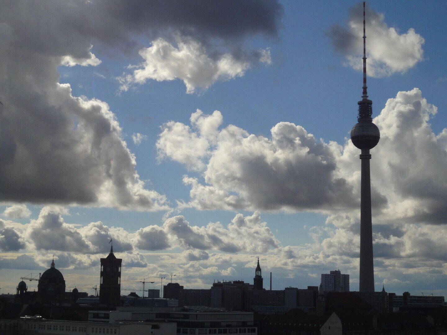 Traumblick auf Berlin-Mitte - 2 Zimmer - ideal zentral , Option PKW-Stellplatz - maklerfrei