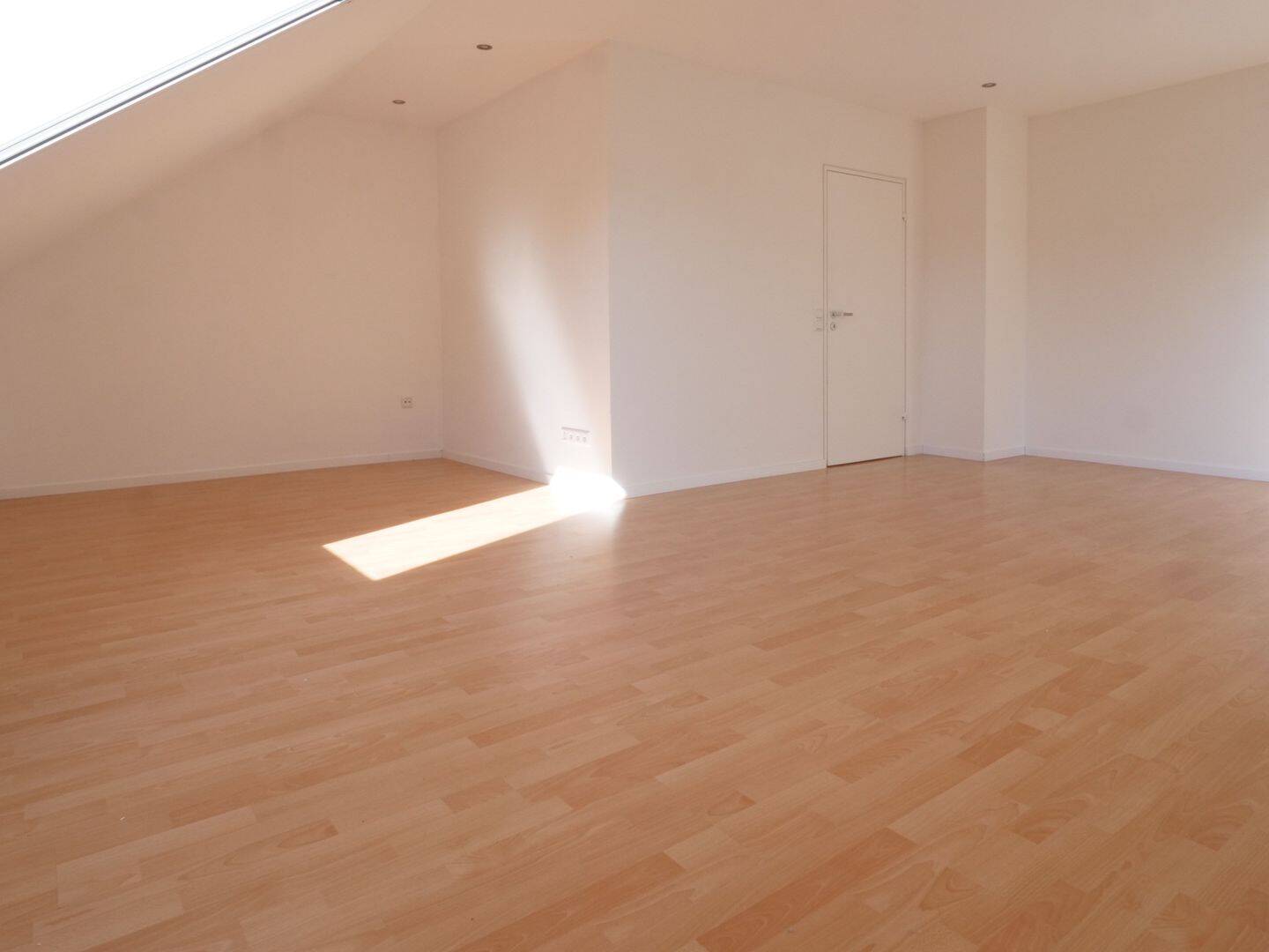 Großzügige Dachgeschosswohnung mit sonniger Loggia! – Mainz – Vorschaubild 3