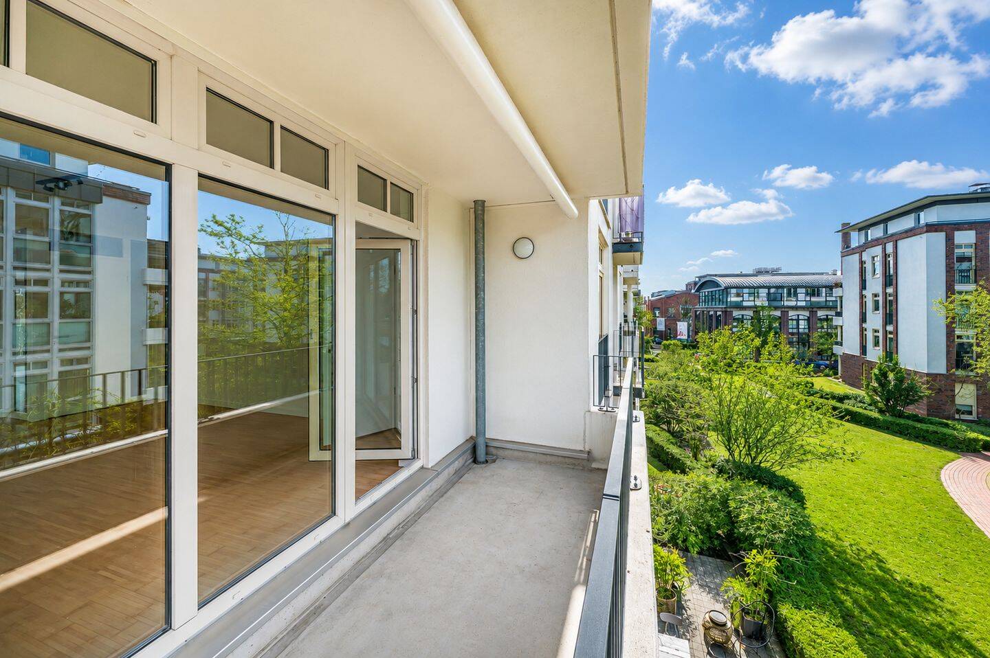 Wohnen an der Marzipanfabrik: 5-Zimmer-Wohnung mit bodentiefen Fenstern und zwei Balkonen