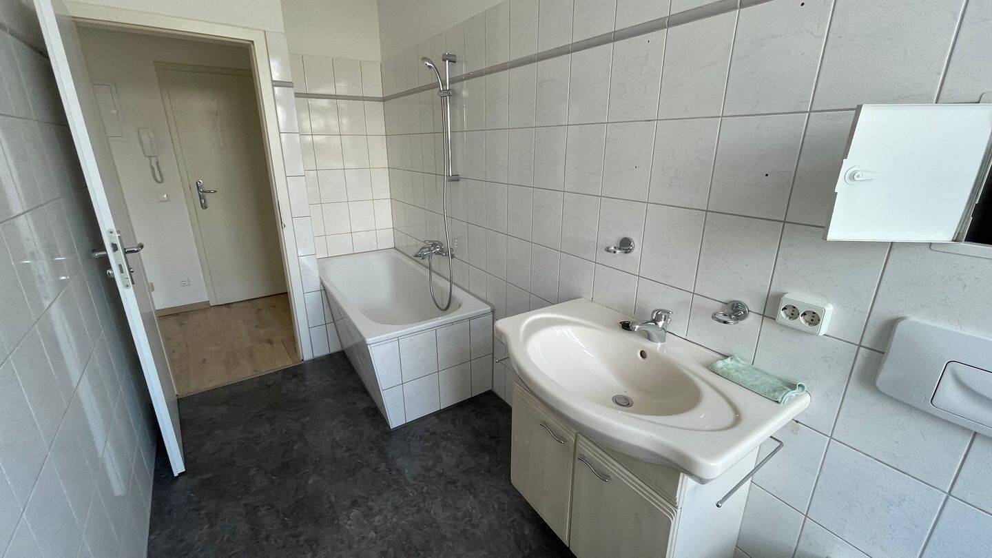 TOP Whg. im 1. OG / Bad mit Fenster / Laminat / Balkon – Chemnitz – Vorschaubild 9