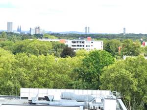 Exklusives Apartment mit DOM u. Skyline - Blick im 11. OG mit Aufzug, großem Balkon / ruhig gelegen!