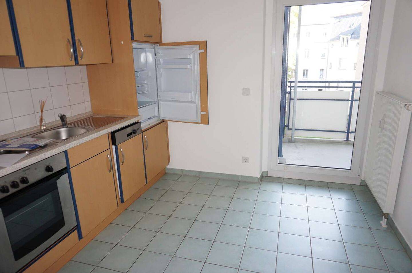 Frei ab 1.8.26 !!!! Laminat und großer Balkon - EBK inkl. - 3. OG