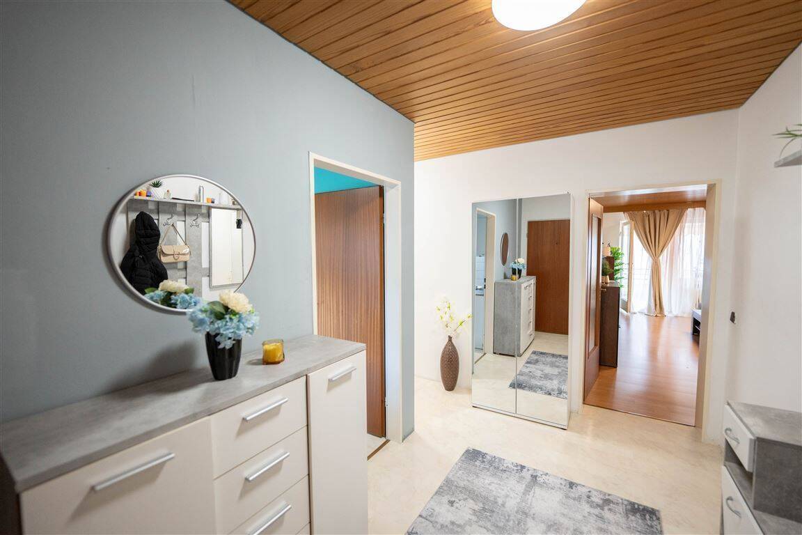 Wohnkomfort in Offenhausen: Modernisierte 3,5-Zimmer-Wohnung mit Tiefgarage – Neu-Ulm – Vorschaubild 2
