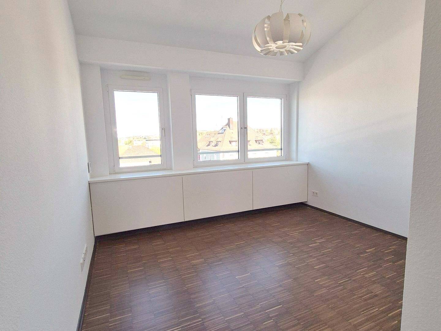 Helle 5-Zi.-Wohnung, Wü-Frauenland, Parkett, Terrasse, Badewanne, Dusche, Gäste-WC, Kellerabteil, Stellplätze – Würzburg – Vorschaubild 9