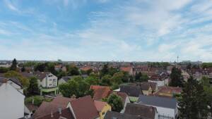 Praktisch geschnittene 2-Zimmer-Wohnung an der Grenze zur Gartenstadt mit Balkon und Stellplatz
