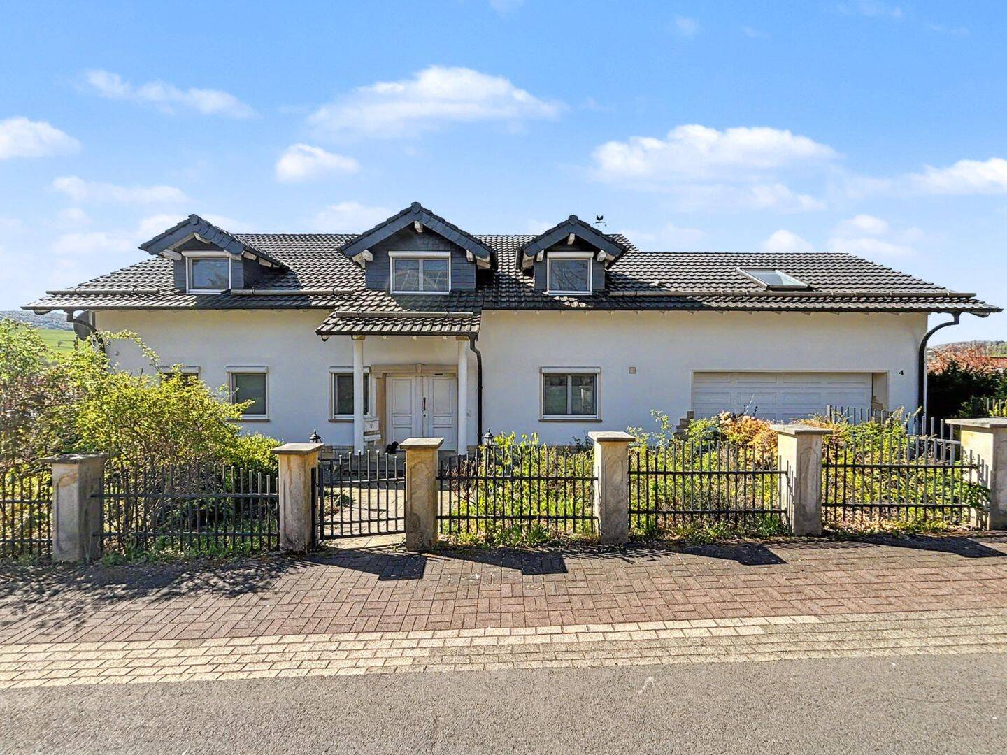 Hochwertiges Einfamilienhaus mit Einliegerwohnung, Praxisfläche und begrenztes Wohnrecht in Gersfeld – Gersfeld – Vorschaubild 2