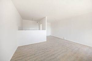 Familienfreundliche 4-Zimmer-Wohnung, Küche mit Tresen, Bad mit Wanne – 1307 Dresden – Vorschaubild 3