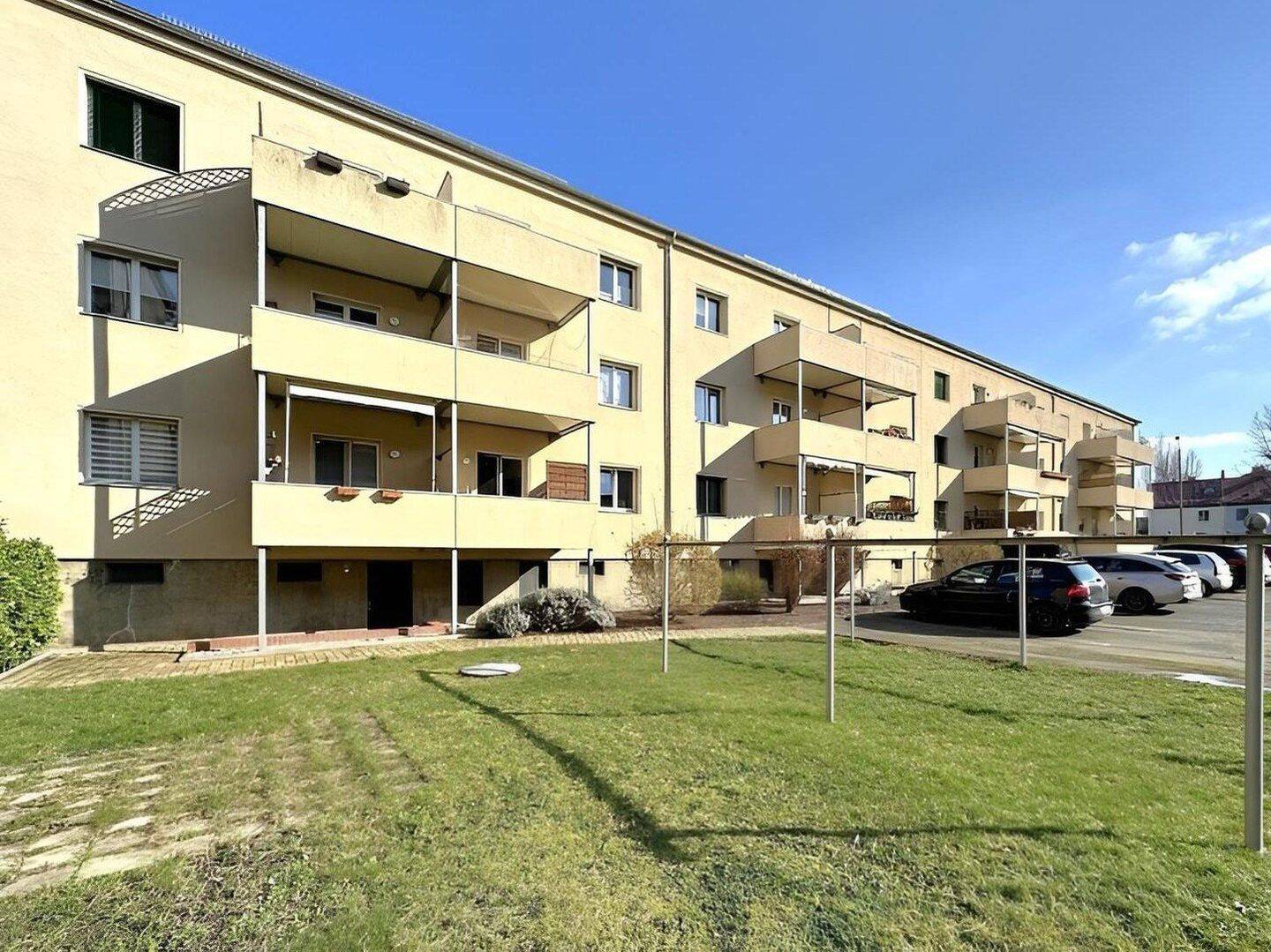 Gepflegte, helle 2-Raum-Wohnung mit EBK und großem Balkon