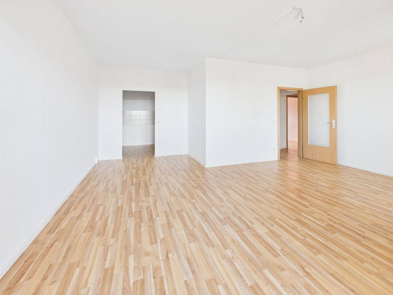 Top saniert mit großem Balkon und super Weitblick! ** Aufzug ** – Chemnitz – Vorschaubild 2