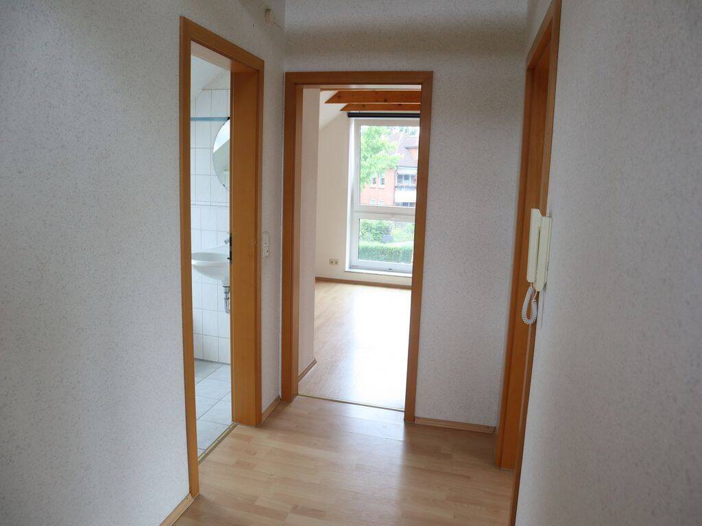 Gepflegte 6-Zimmer Doppelhaushälfte mit solider Bausubstanz, mit Balkon, Dachterrasse, Carport! – Rastede – Vorschaubild 3