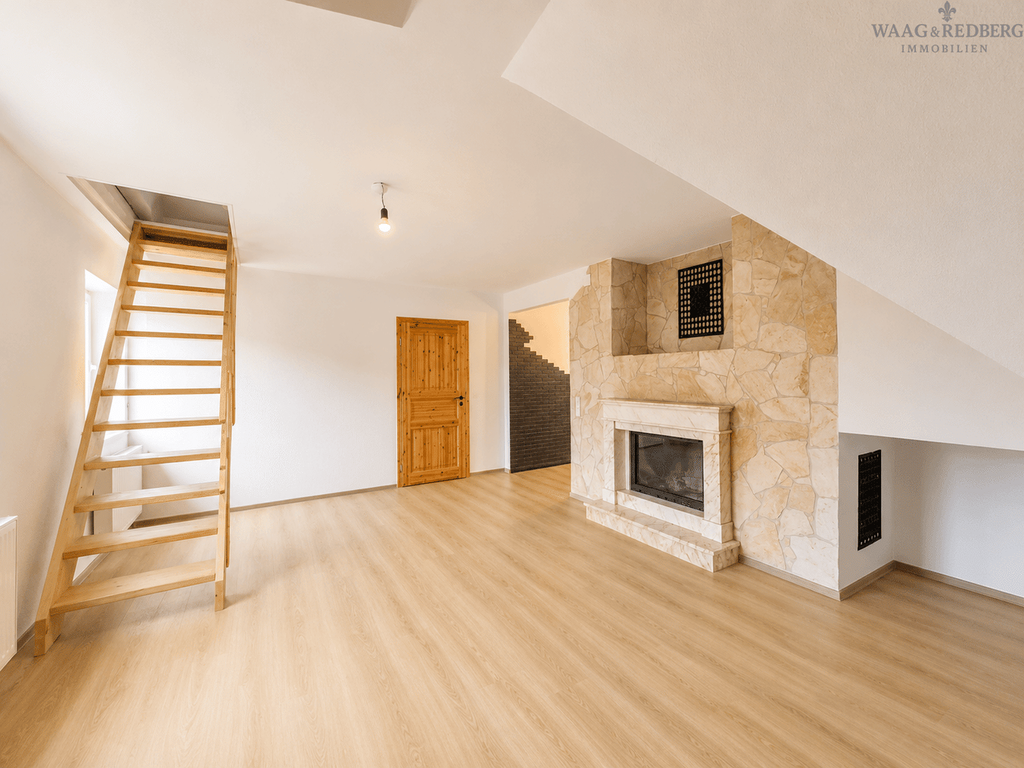 Familienfreundliche 6-Zimmer-Doppelhaushälfte mit kleinen Garten in Lehrberg – Lehrberg – Vorschaubild 2