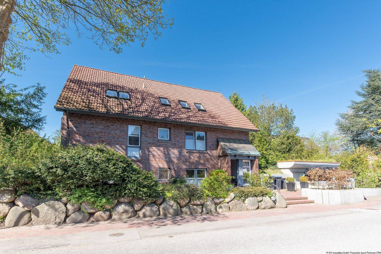 Schickes Haus mit drei Wohnungen in ruhiger Lage von Kronsburg