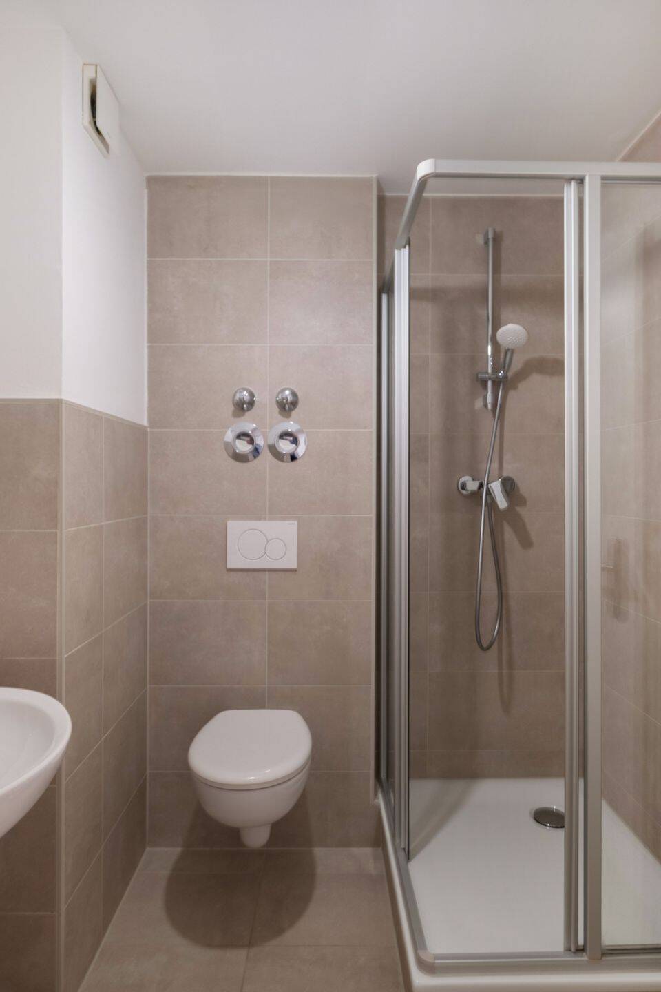 Frisch saniertes 1-Zimmer-Apartment mit großer Süd-Loggia und Tiefgarage – Berlin – Vorschaubild 6