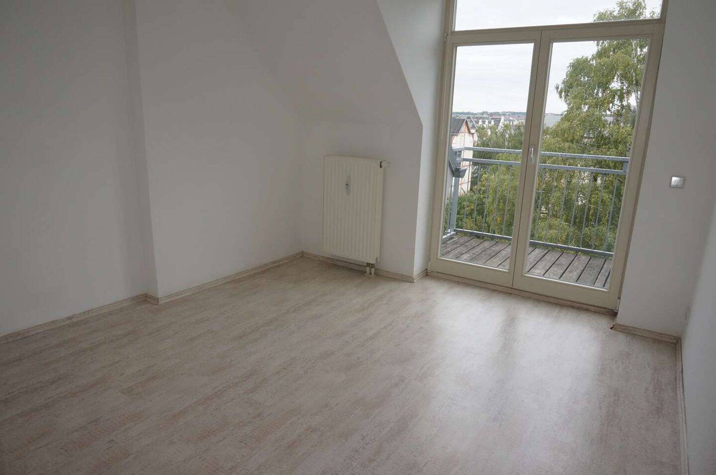 Dachgeschoss inkl. EBK !!! Balkon - Bad mit Dusche !!