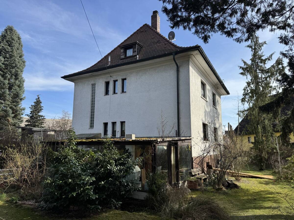 Charmante Stadtvilla mit großem Grundstück und Entwicklungspotenzial in Fürth – 90765 Fürth – Bild 1 von 9