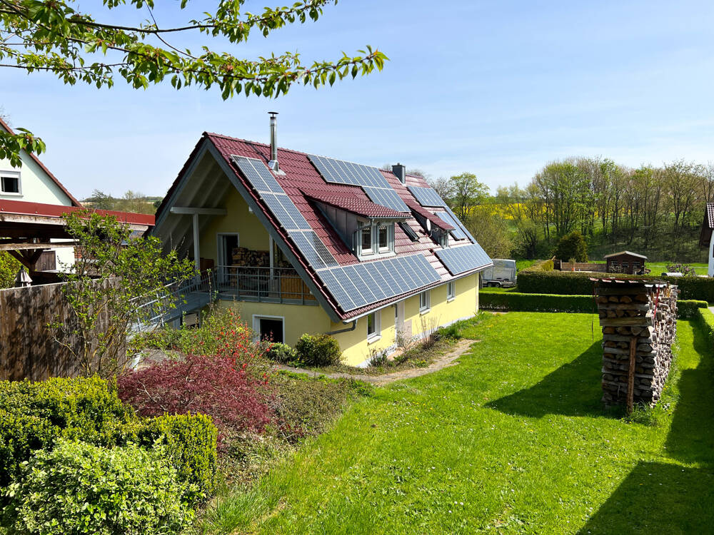 Energetisch modernisiertes Ein- bzw. Zweifamilienhaus mit Doppelgarage und Garten! – Untersiemau – Bild 1 von 9