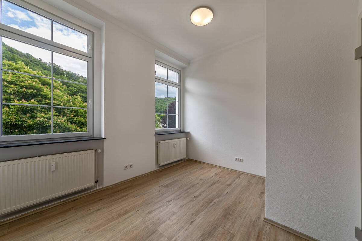 LUKRATIVES RENDITEOBJEKT! Wohn-und Geschäftshaus mit 8 Einheiten und 16 Stellplätzen in Schlangenbad – Schlangenbad – Vorschaubild 5